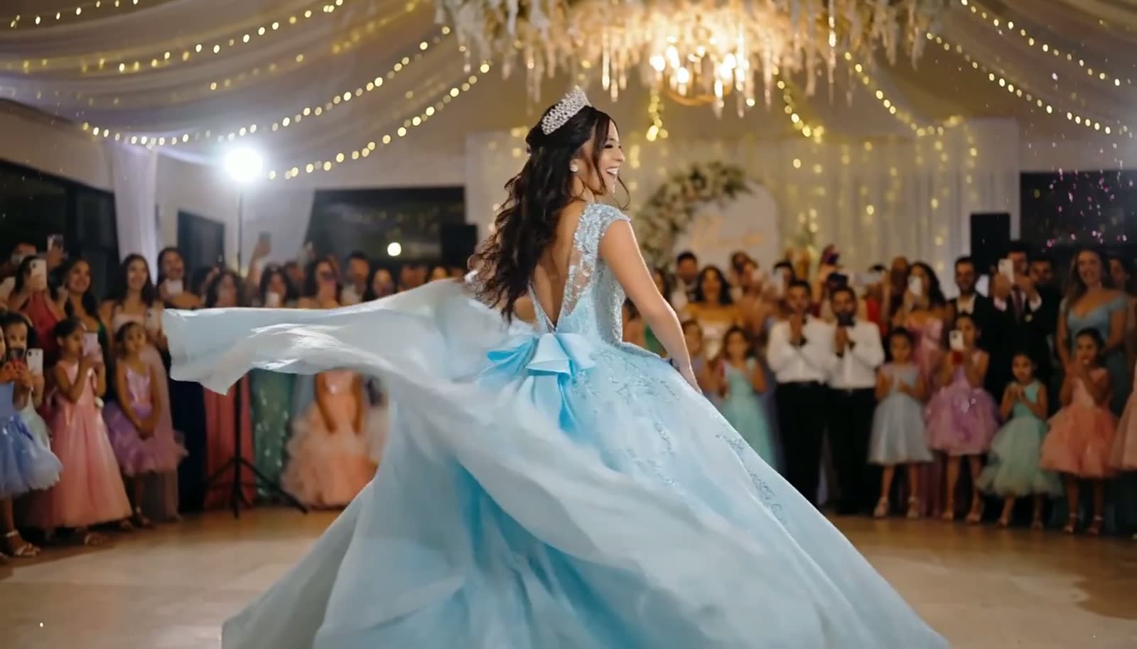 Quinceañera girando con su vestido entre luces y destellos